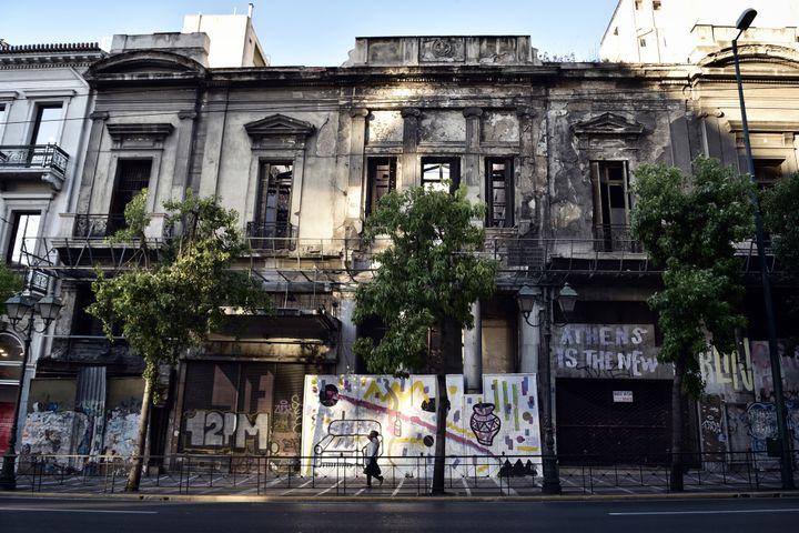 Athènes dispose d'un patrimoine architectural néoclassique qui date des XIXe et XXe siècles.
 (LOUISA GOULIAMAKI / AFP)