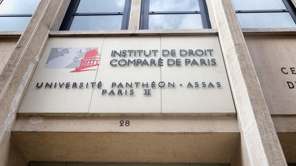 La façade de l'université Paris-Panthéon-Assas, à Paris, le 20 janvier 2022. (MARTIN NODA / HANS LUCAS / AFP)