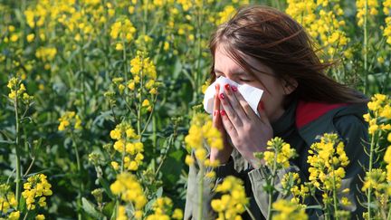 une jeune femme allergique au milieu d'un champ de colza. Photo d'illustration. (PHILIPPE TURPIN / MAXPPP)