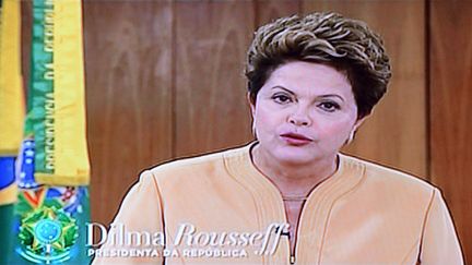 La pr&eacute;sidente du Br&eacute;sil, Dilma Rousseff, prononce une allocution &agrave; la nation, le 21 juin 2013. (EVARISTO SA / AFP)