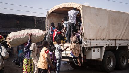 Des demandeurs d'asile&nbsp;de la République démocratique du Congo viennent de traverser la frontière ougandaise, après des combats meurtriers dans leur région d'origine, le 7 juin 2022. (BADRU KATUMBA / AFP)