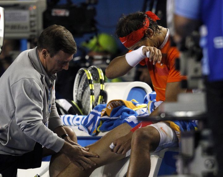 Rafale Nadal fait examiner son genou lors de son quart de finale de l'Open d'Australie 2010 face à Andy Murray. (JOHN DONEGAN POOL / AP POOL)