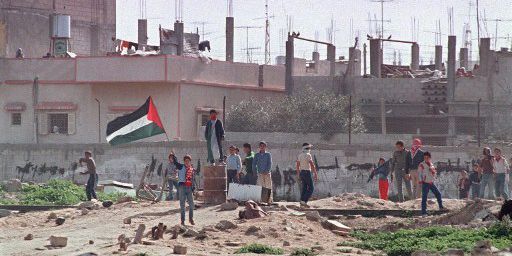 Jeunes Palestiniens manifestant contre l'occupation israélienne pendant la première Intifada en 1987 dans la bande de Gaza. (ESAIAS BAITEL / AFP ARCHIVES / AFP)