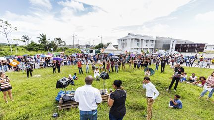 Des manifestants se rassemblent, le 27 mars 2017 à Cayenne (Guyane), à l'occasion du lancement d'une grève générale illimitée. (JODY AMIET / AFP)