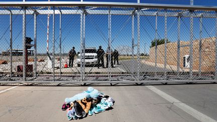 Des chaussures et des jouets d'enfants déposés à Tornillo au Texas (Etats-Unis), le 21 juin 2018. (MIKE BLAKE / REUTERS)