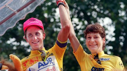 Jeannie Longo en compagnie de Gred Lemond pour fêter sa victoire sur le Tour de France, le 23 juillet 1989 sur l'avenue des Champs-Elysées. (- / AFP)