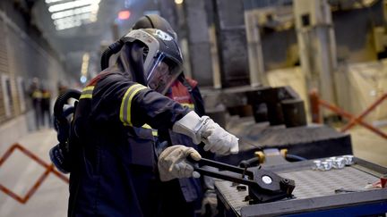 Un employé d'Aluminum Dunkerque travaille à Loon-Plage, dans le nord de la France, le 21 janvier 2022.&nbsp; (FRANCOIS LO PRESTI / AFP)