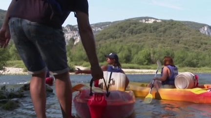 Ardèche : un Bison Futé du kayak mis en place face à la fréquentation importante sur la rivière (France 3)