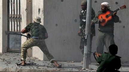 Le guitariste de Syrte: une photo d'Aris Messinis, phtographe de l'AFP primé à Bayeux (AFP - ARIS MESSINIS )