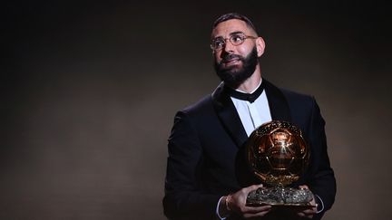 Le Ballon d’or du peuple. Vingt-quatre ans après son mentor Zinédine Zidane, Karim Benzema se voit décerner la récompense individuelle suprême en football, le 17 octobre. Un trophée plus que mérité pour l’attaquant français de 35 ans, grand artisan des succès de son Real Madrid en Ligue des champions et en Liga. (FRANCK FIFE / AFP)