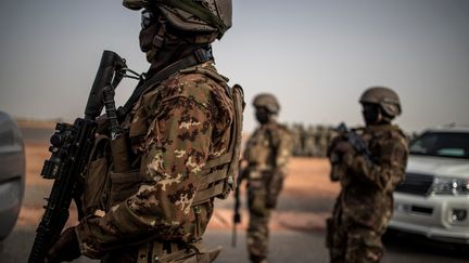 Des soldats des forces armées à l'aéroport de Sévaré, au Mali, le 3 juillet 2019. (MARCO LONGARI / AFP)