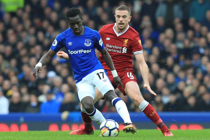 Jordan Henderson (Liverpool) face à Idrissa Gueye (Everton) (LINDSEY PARNABY / AFP)