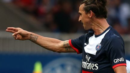 Zlatan Ibrahimovic mime un pistolet en direction du banc de Toulouse, lors du match PSG-Toulouse, le 28 septembre 2013.&nbsp; (FRANCK FIFE / AFP)