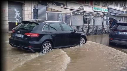 Après une crue importante jeudi 17 octobre, les habitants de Bayonne, dans les Pyrénées-Atlantiques, sont toujours inquiets vendredi, car un nouveau pic est attendu.