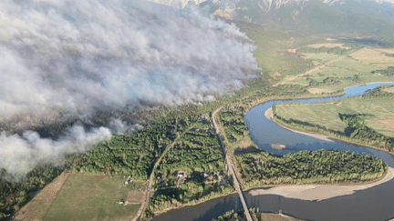 122 000 hectares ont été ravagés par des feux gigantesques dans l’Alberta, à l’ouest du Canada. 30 000 personnes ont été évacuées, parfois en camping-car, en bateau ou en hélicoptère. Débordée, la province s’apprête à demander l’aide de l’armée. (France 3)