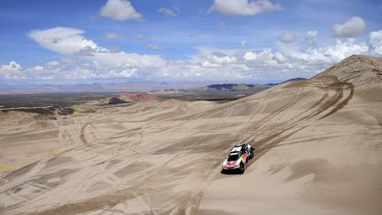 La Peugeot de Carlos Sainz&nbsp;et Lucas Cruz dévale les pistes&nbsp;lors de la quatrième étape du Dakar 2017, le 5 janvier 2017 en Bolivie. (FRANCK FIFE / AFP)