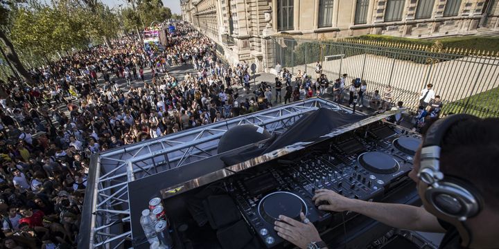 La Techno Parade 2016 a débuté samedi 24 septembre devant le Louvre avec un dancefloor géant.
 (Ian Langsdon / EPA /MaxPPP)