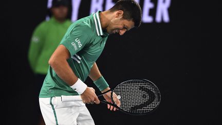 Le Serbe Novak Djokovic touché aux abdominaux lors de son troisième tour à l'Open d'Australie le 12 février 2021 à Melbourne (WILLIAM WEST / AFP)