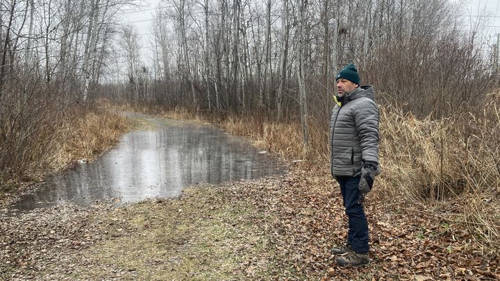 Le biologiste Alain Branchaud, dans une zone protégée, le 11 décembre 2022 à La Prairie (Canada). (THOMAS BAIETTO / FRANCEINFO)