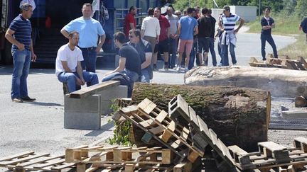 &nbsp; (Le 16 juin 2015, des éleveurs de bovins bloquaient les accès de l' abbatoir Socopa de la Roche-sur-Yon en Vendée pour exiger une revalorisation des prix d'achat de la viande © MaxPPP)