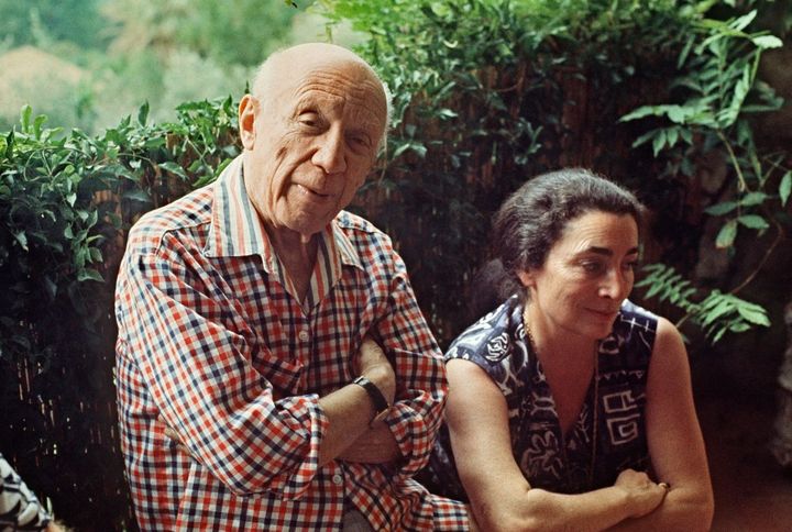 Picasso et épouse Jacqueline, à Mougin le 13 octobre 1971. (RALPH GATTI / AFP)