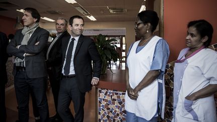 Le candidat PS, Benoît Hamon, en visite&nbsp;dans un&nbsp;établissement d'hébergement pour personnes âgées dépendantes (Ephad) de Bry-sur-Marne (Val-de-Marne), le 27 mars 2017. (PHILIPPE LOPEZ / AFP)