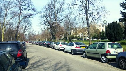 Le centre d'hébergement d'urgence du 16e arrondissement à Paris doit être installé dans l'allée&nbsp;des Fortifications, à la lisière du bois de Boulogne. (CAMILLE ADAOUST / FRANCETV INFO)