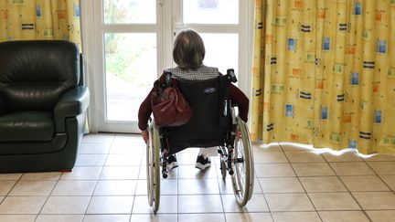 Une personne en fauteuil roulant à  Saint-Sulpice-la-Pointe (Tarn), le 4 janvier 2023. (CHARLY TRIBALLEAU / AFP)