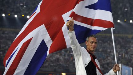 Le nageur britannique Mark Foster porte le drapeau de la Grande-Bretagne lors de la c&eacute;r&eacute;monie d'ouverture des JO de P&eacute;kin (Chine), le 8 ao&ucirc;t 2008. (JEWEL SAMAD / AFP)