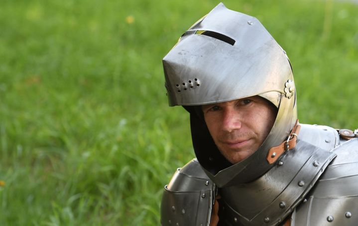 L'armure qu'Abraham Poincheval portait pour sa performance pesait dans les 30 kg.
 (FRED TANNEAU / AFP)