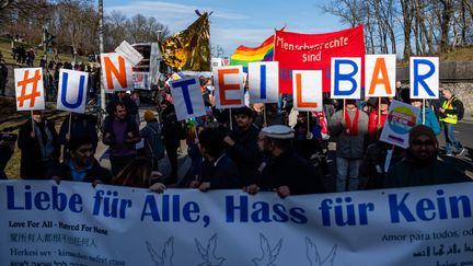 Des personnes manifestent contre des alliances électorales avec l'extrême droite, le 15 février 2020 à Erfurt, dans l'Etat régional de Thuringe (Allemagne).&nbsp; (JENS SCHLUETER / AFP)