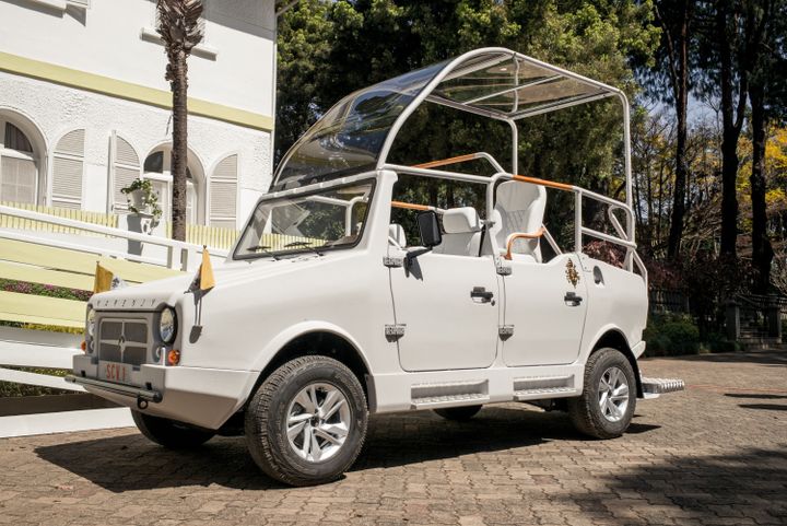 La construction de la papamobile représente une belle publicité pour la marque malgache Karenjy, créée en 1984, dont les ventes restent modestes; (RIJASOLO / AFP)