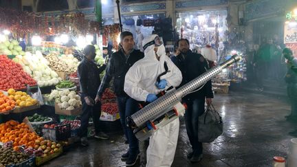 Des pompiers en pleine opération de désinfection à&nbsp;Tajrish, un quartier du nord de&nbsp;Tehran (Iran).&nbsp; (FATEMEH BAHRAMI / ANADOLU AGENCY / AFP)