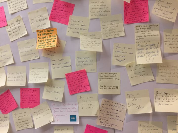 Les mots de remerciements accrochés sur le "mur de gratitude"&nbsp;de l'hôpital privé Drôme-Ardèche. (HOPITAL PRIVE DROME ARDECHE)