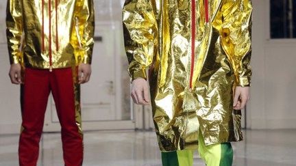 Issey Miyake propose des vêtements poids plume mais dotés d'une efficacité maximale pour protéger du froid, de la pluie ou du vent. Les tissus mêlent le tissage traditionnel avec des matières naturelles (cotons, laines) et les technologies les plus en pointe. Les sihouettes sont souples ou très architecturées. Les pantalons, fluides, semblent ultra légers. Quand ils sont matelassés et sanglés autour de la taille, ils donnent un air de samourai. Les coupe-vents translucides semblent légers comme des plumes, là où les costumes en laine froide noire seraient plus austères s'ils n'accueillaient pas des bandes argent.
 (PIERRE VERDY / AFP)