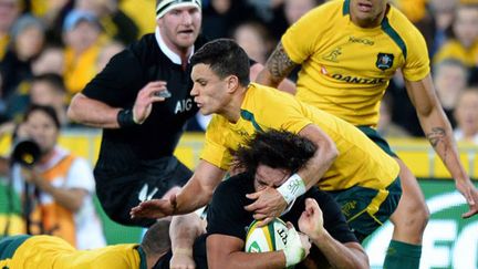 Le centre Matt Toomua au plaquage sur Luatua