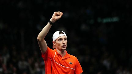 Ugo Humber célèbre un point lors de la demi-finale contre Karen Khachanov, le 2 novembre 2024, au Palais Omnisports de Paris-Bercy. (DIMITAR DILKOFF / AFP)