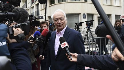 Jean-Marie Cavada répond&nbsp;aux questions des journalistes à Paris, le 8 mai 2017. (CHRISTOPHE ARCHAMBAULT / AFP)