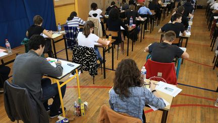 Des candidats au bac planchent sur l'&eacute;preuve de philosophie, au lyc&eacute;e Montaigne de Mulhouse (Haut-Rhin), le 17 juin 2015. (MAXPPP)