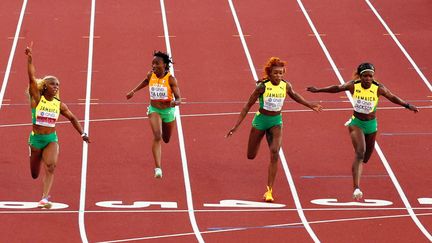 Shelly-Ann Fraser-Pryce lève le doigt au ciel : elle reste la reine incontestée du sprint après son 5e&nbsp;sacre mondial sur le 100 mètres des Mondiaux d'Eugene,&nbsp;le 17 juillet 2022. (YOMIURI SHIMBUN / AFP)