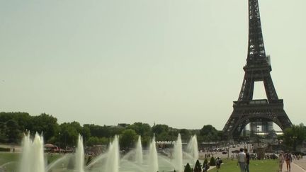 Canicule : à Paris, les habitants et les touristes tentent de se rafraîchir