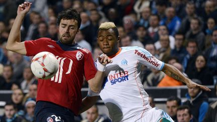 Basa (Lille) et Ayew (Marseille) à la lutte (ANNE-CHRISTINE POUJOULAT / AFP)