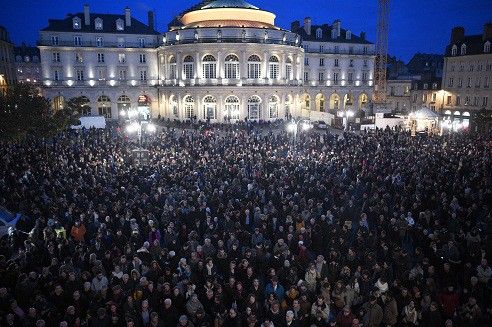 Rassemblement devant la mairie de Rennes pour soutenir la rédaction de Charlie Hebdo victime d'un attentat
 (DAMIEN MEYER / AFP)