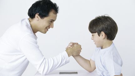 Les hommes retardant l'&acirc;ge de leur reproduction favoriseraient l'allongement de la vie de leurs enfants et leur permettraient de se reproduire plus tardivement, selon une &eacute;tude am&eacute;ricaine. (ODILON DIMIER / ALTOPRESS / PHOTOALTO / AFP)