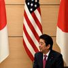 Le Premier ministre japonais, Shinzo Abe, en décembre 2016, lors d'une rencontre avec l'ambassadrice des États-Unis sur l'archipel. (TOSHIFUMI KITAMURA / AFP)