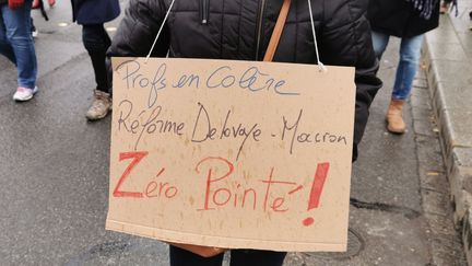 Des enseignants manifestent contre la réforme des retraites, le 10 décembre 2019 à Rennes (FRÉDÉRIC BÉNOT / FRANCEINFO / RADIO FRANCE)