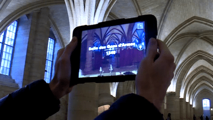 Une tablette tactile permet au visiteur de se replonger dans le passé de la Conciergerie.
 (France 3 / Culturebox)