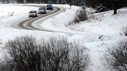 La circulation est rendue glissante en raison de la neige et du verglas, dans le sud du d&eacute;partement de la Loire, le 6 d&eacute;cembre 2012. (MAXPPP)