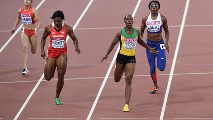 L'image est surréaliste : deux athlètes dans un même couloir sur un... 200m ! (PEDRO UGARTE / AFP)