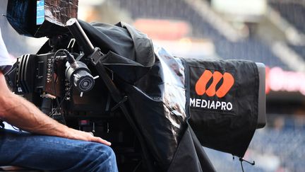 Une caméra portant le logo du groupe Mediapro lors du match de Ligue 1 entre le Paris Saint-Germain et Marseille (OM) au Parc des Princes à Paris, le 13 septembre 2020 (photo d'illustration). (FRANCK FIFE / AFP)